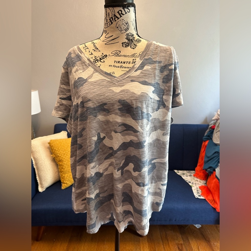Old Navy V-Neck T-Shirt Camo